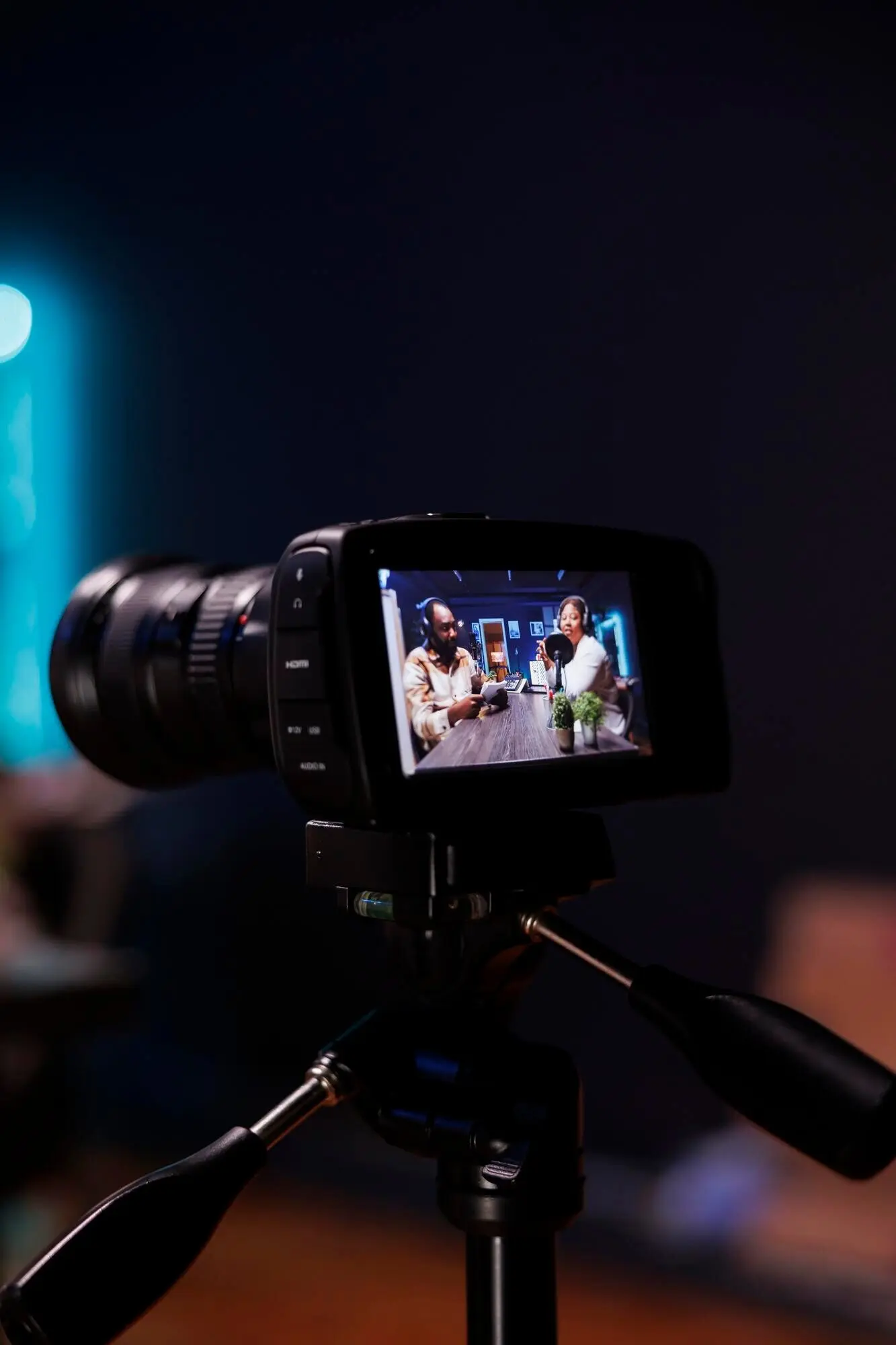 Камера на штативе снимает ток-шоу в прямом эфире.