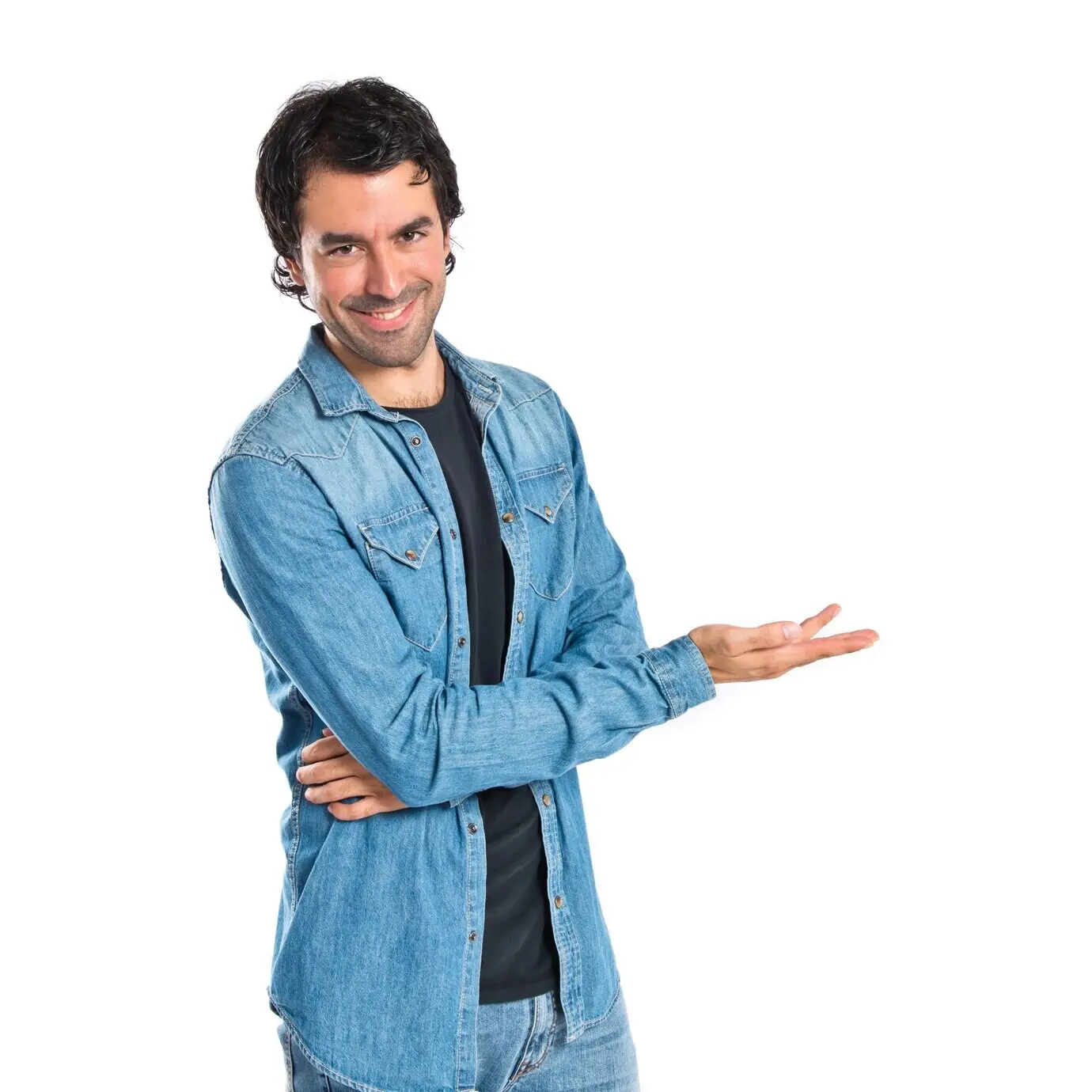 Мужчина представляет что-то на изолированном белом фоне.